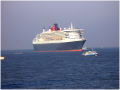 Die Queen Mary 2 ist : 345 Meter lang, 74 Meter hoch, 870 Millionen Euro teuer, 157.000 PS stark 